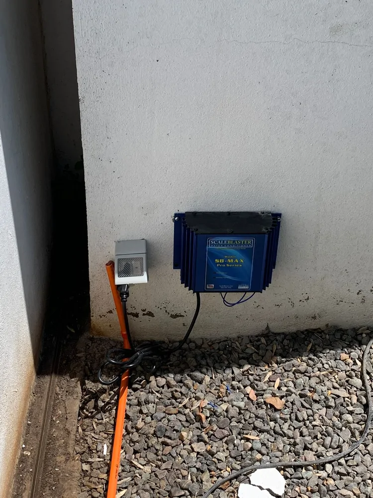 ScaleBlaster SB-MAX Pro instalado en un muro exterior, ocupando un espacio mínimo